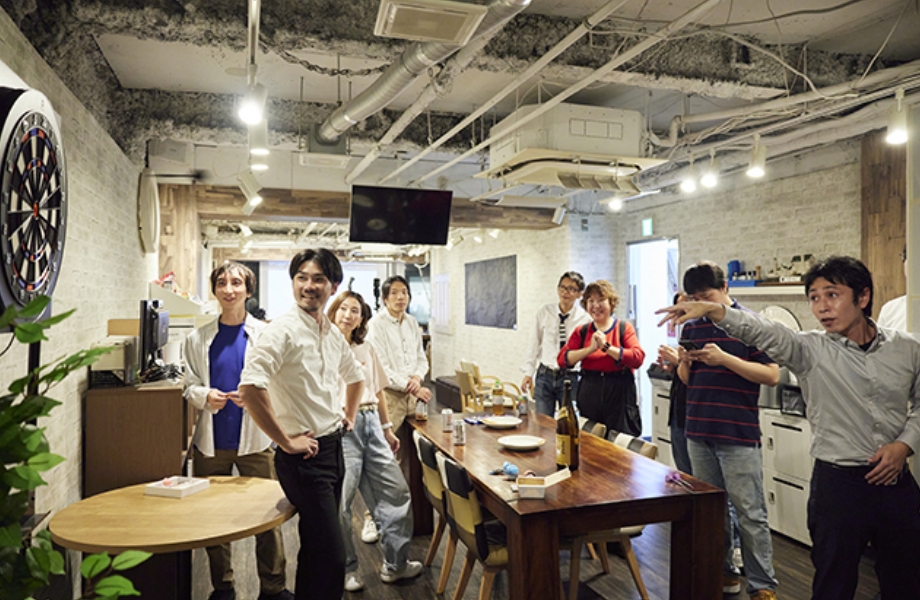 ダーツをして交流を深める社員