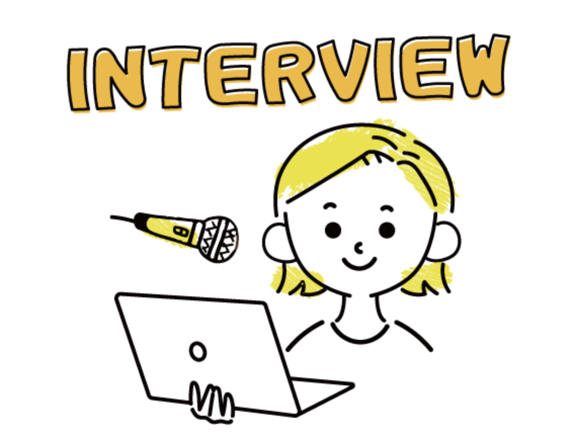 インタビューする女性